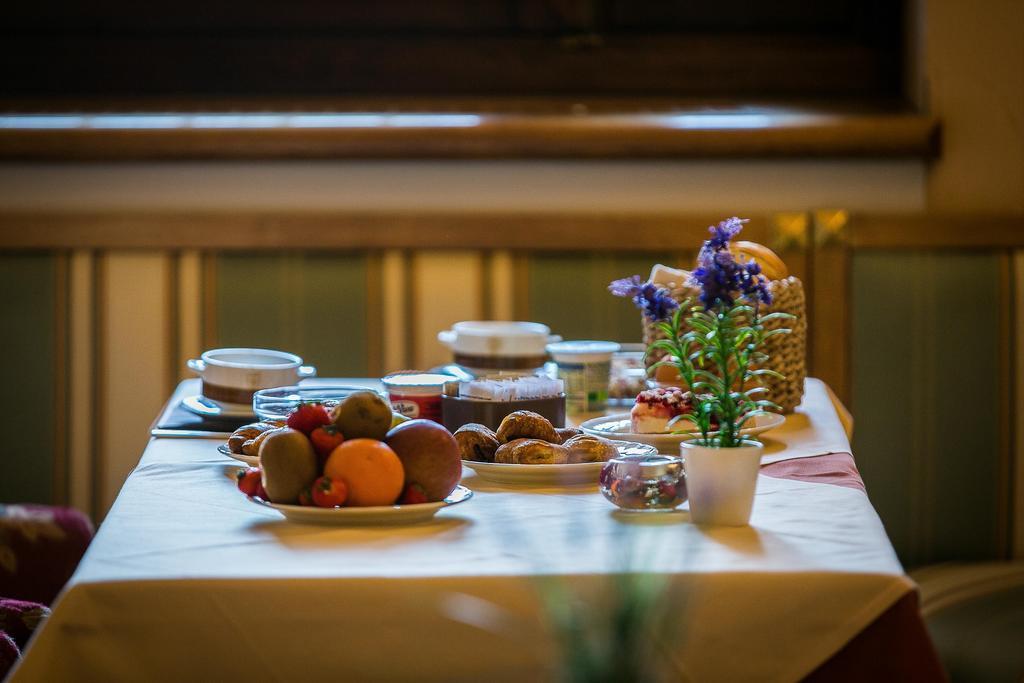 Hotel Posta R.T.A. Мадона ди Кампильо Екстериор снимка